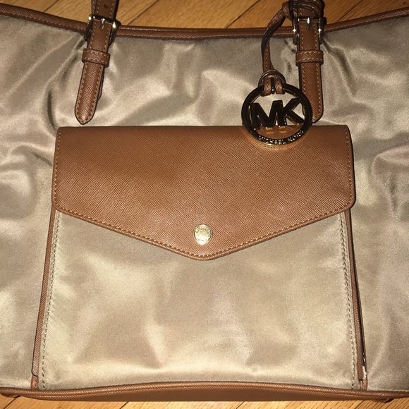 Beautiful Michael Kors purse tote bag - Picture 2 of 14